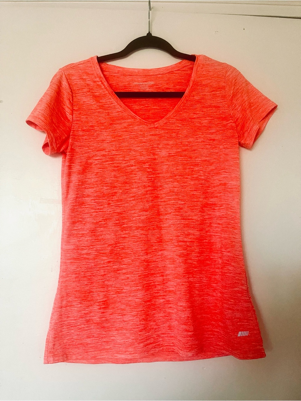 Amazon Essentials Women's SPORT Bright V-Neck Short Sleeve Tee S/XS